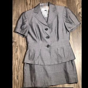 Tahari Women’s Size 4 Gray Jacket & Skirt Suit